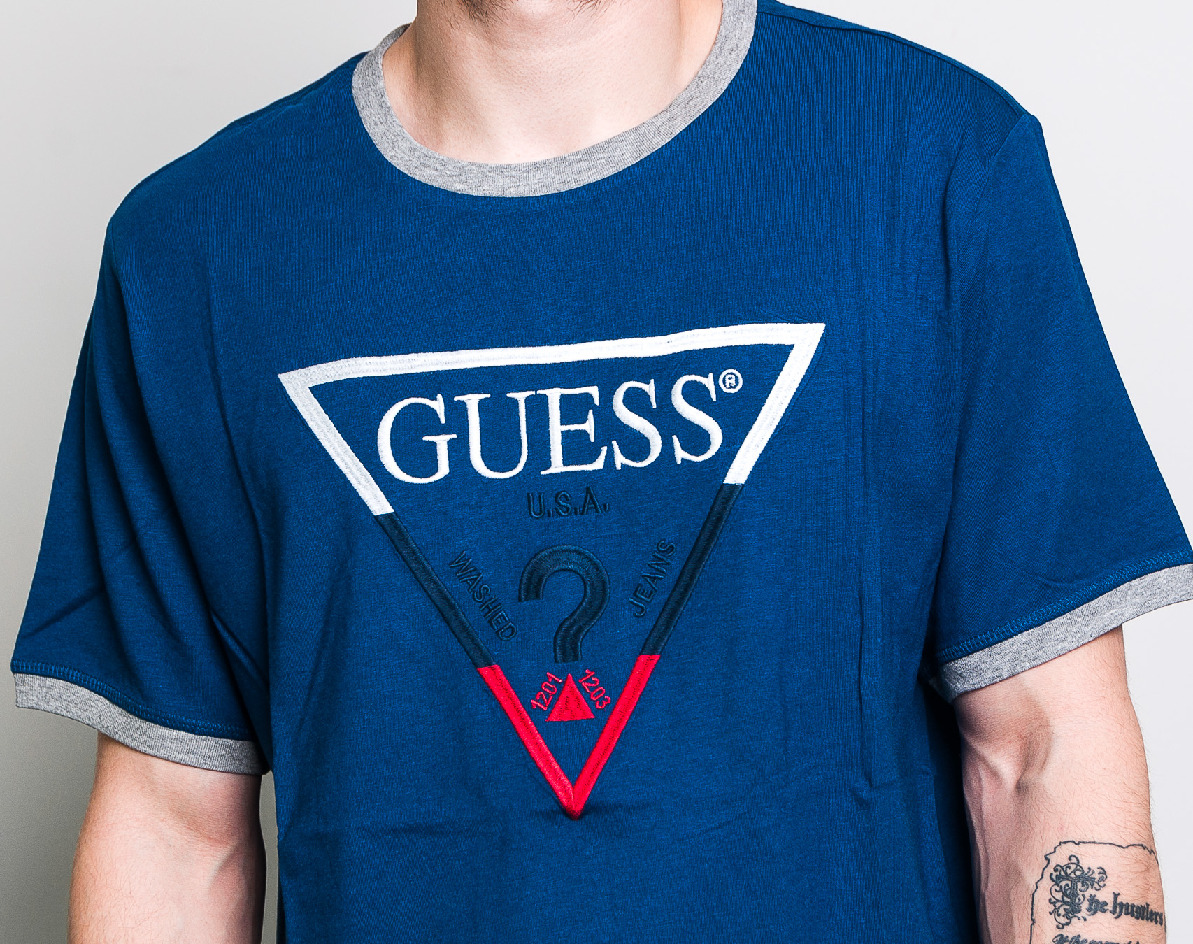 Triko Guess CN SS Triple Triangle Tee Manor Blue G7M9