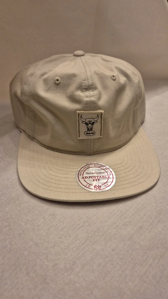 Kšiltovka Mitchell & Ness Cream Low Bulls Strapback