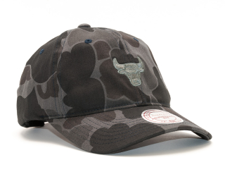 Kšiltovka Mitchell & Ness Camo Slouch Chicago Bulls Black Camo Strapback