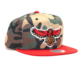 Kšiltovka Mitchell & Ness Atlanta Hawks Woodland "COVER" Camo/Red Snapback