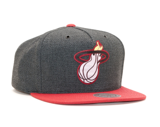 Kšiltovka Mitchell & Ness Miami Heat Hardwood Classic Woven Reflective Charcoal/Red Snapback