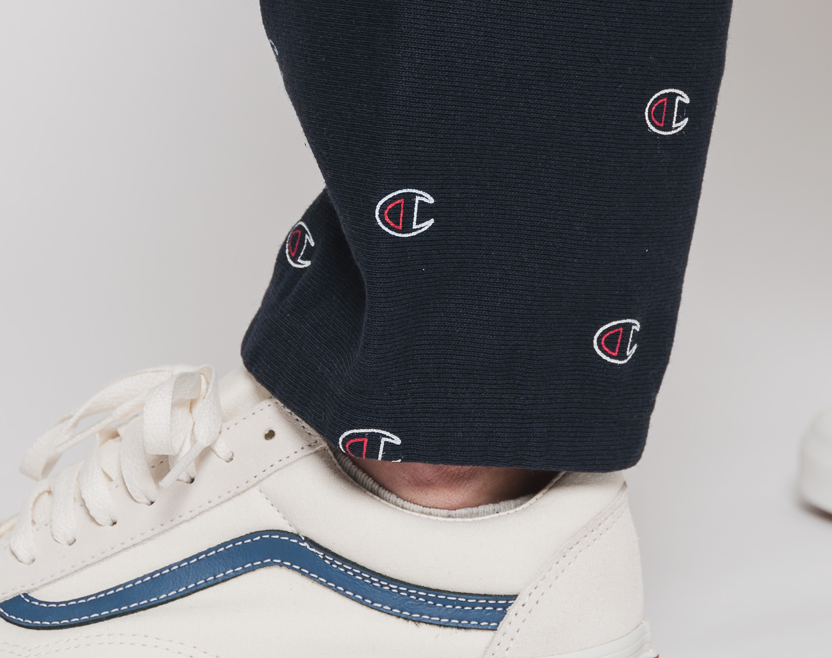 Tepláky Champion Mini Logo All Over Print Navy 210980 BS501 NNY