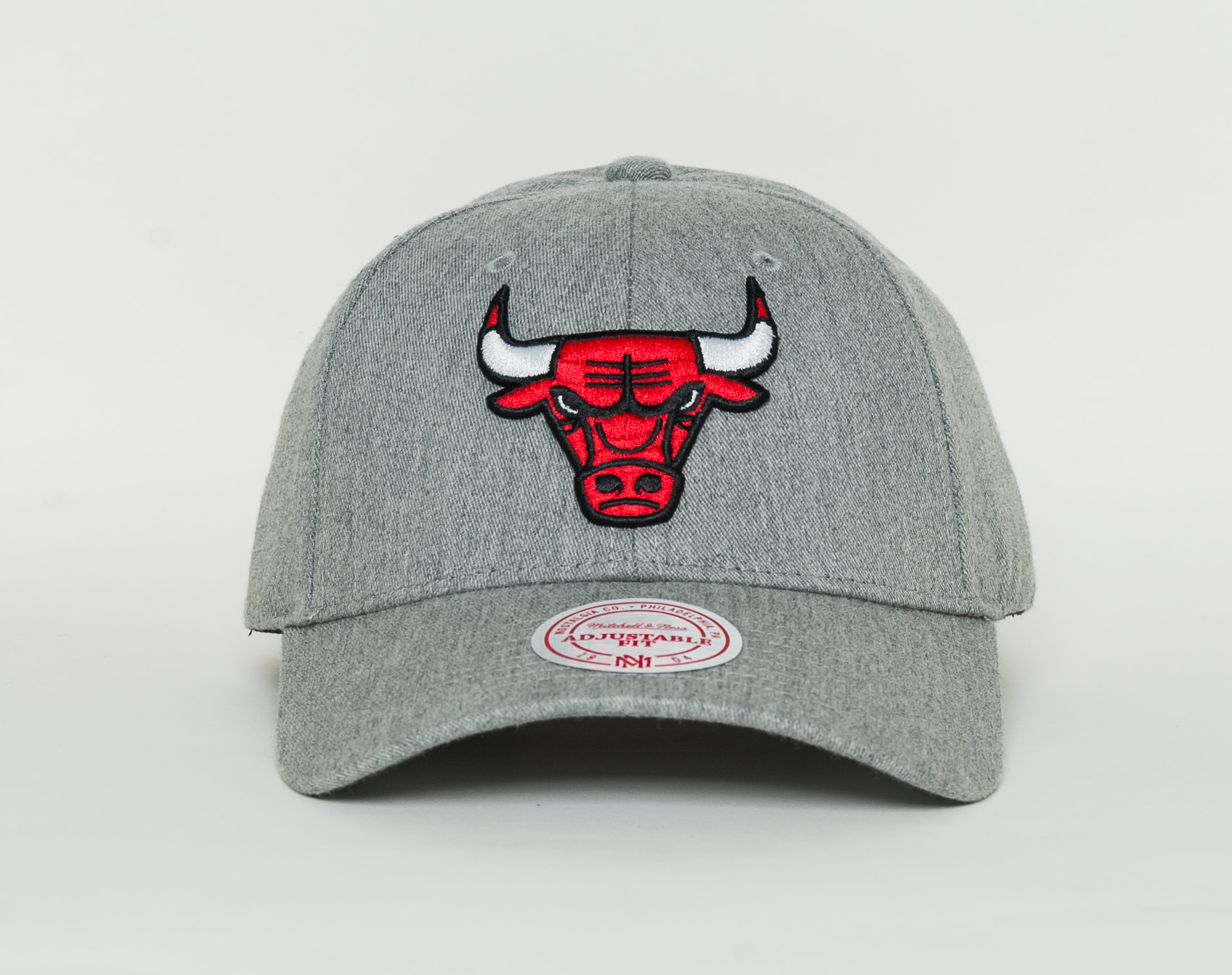 Kšiltovka Mitchell & Ness Team Logo Low Pro Chicago Bulls Grey Snapback