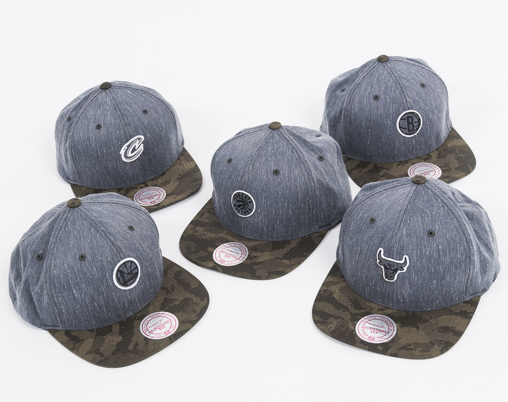 Kšiltovka Mitchell & Ness Trench 110 SB Cleveland Cavaliers Charcoal/Camo Snapback