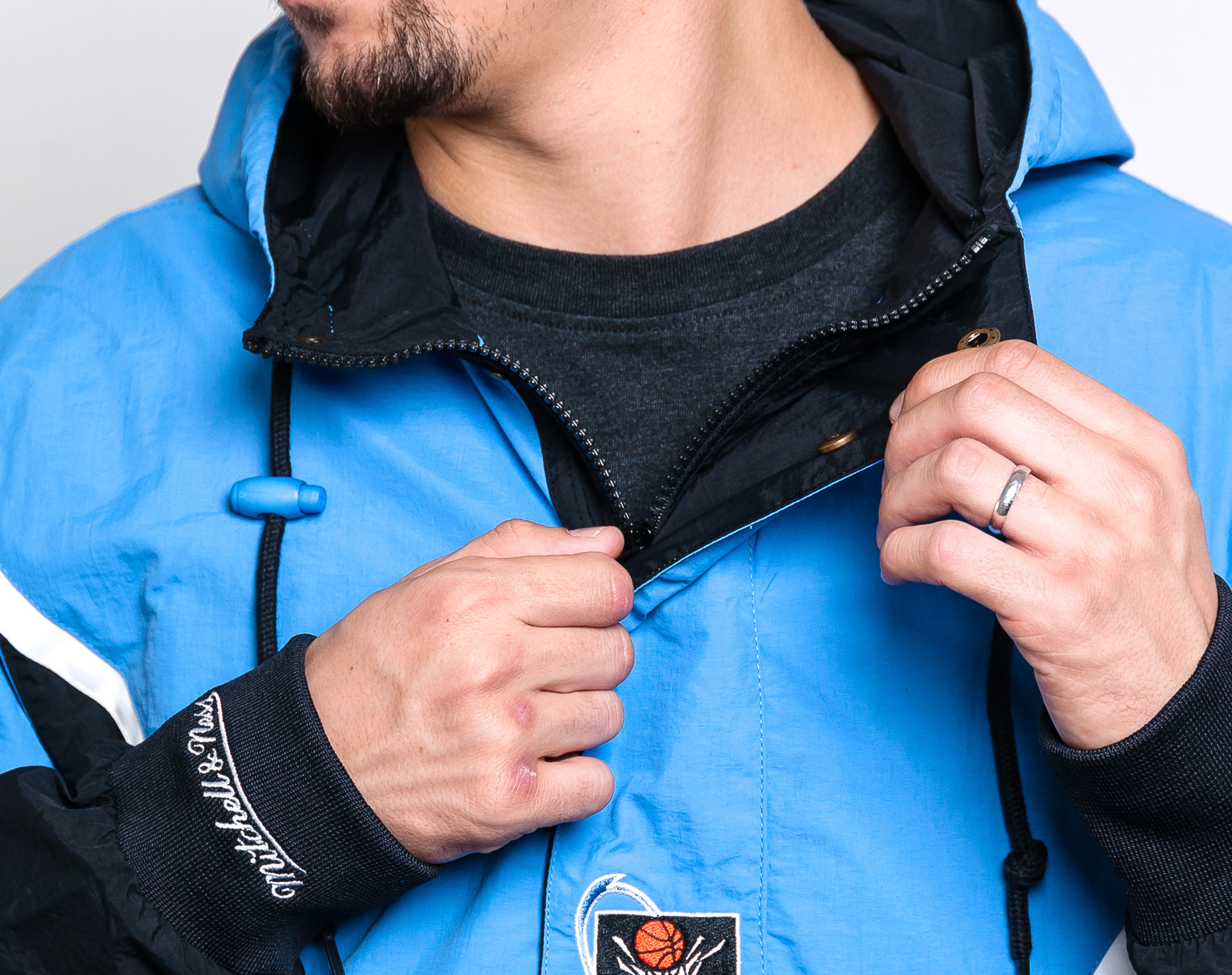 Bunda pánská Mitchell & Ness Cleveland Cavaliers Half Zip Anorak Jacket Black/Blue