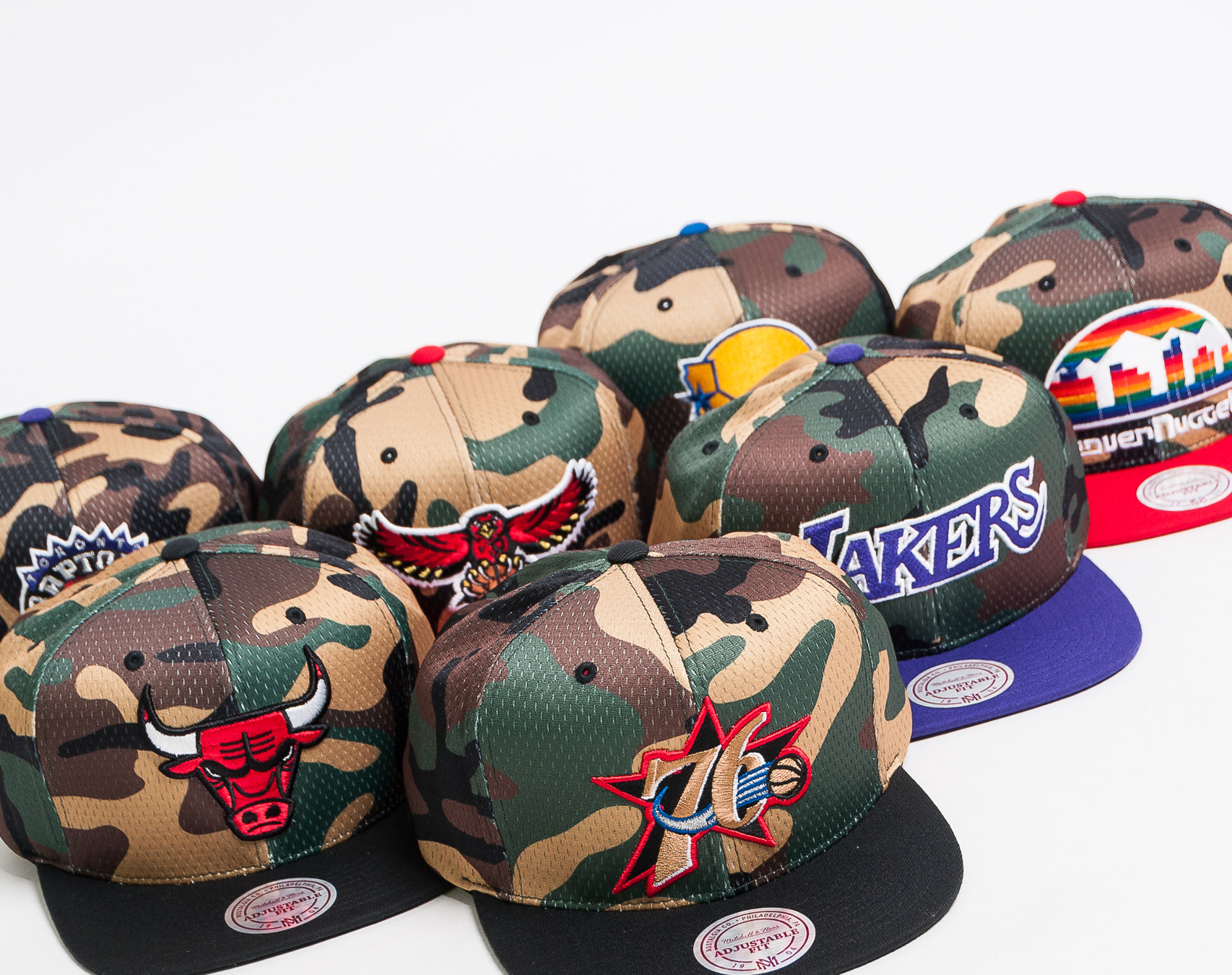 Kšiltovka Mitchell & Ness Philadelphia 76ers Woodland "COVER" Camo/Black Snapback