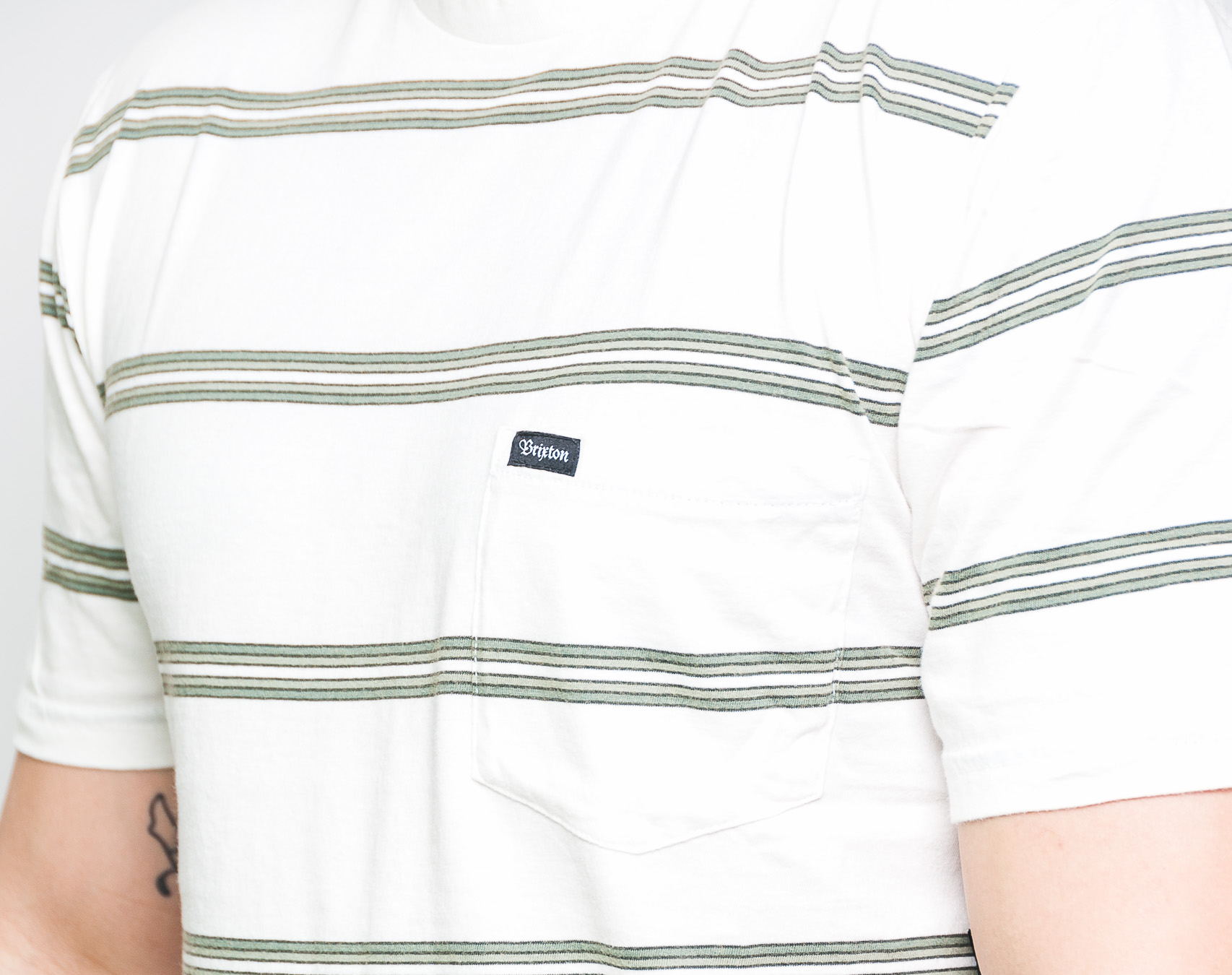 Triko s kapsou BRIXTON Hilt Washed Short Sleeve Pocket Off White/Pine