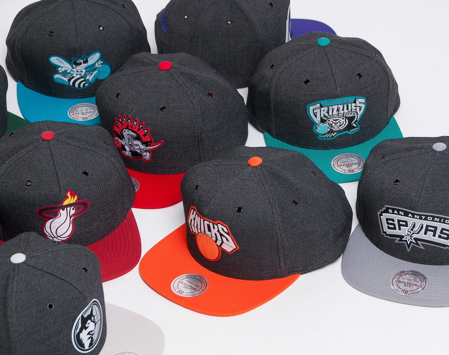 Kšiltovka Mitchell & Ness Charlotte Hornets Hardwood Classic Woven Reflective Charcoal/Teal Snapback