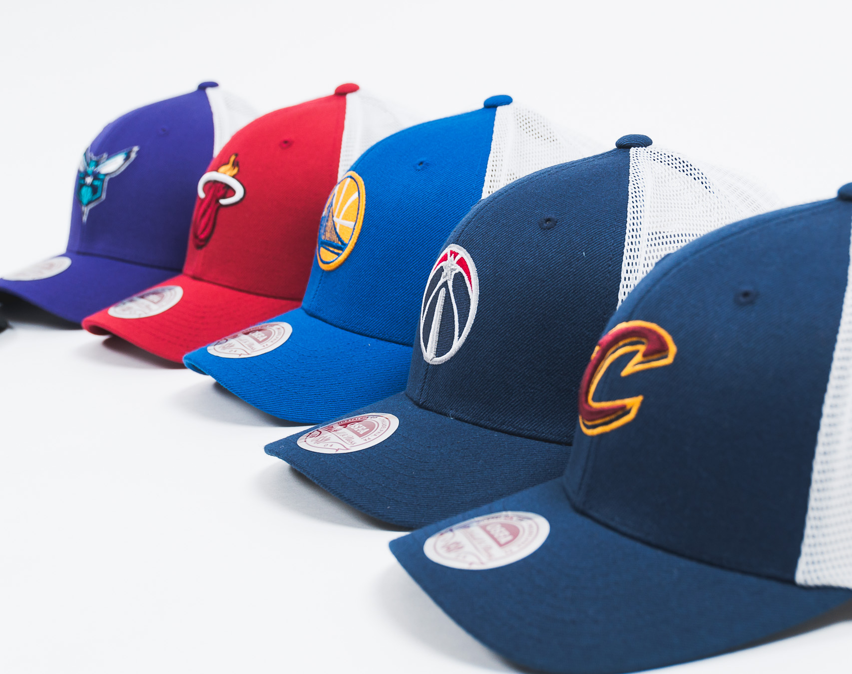 Kšiltovka Mitchell & Ness Mesh Flex Trucker Cleveland Cavaliers Navy