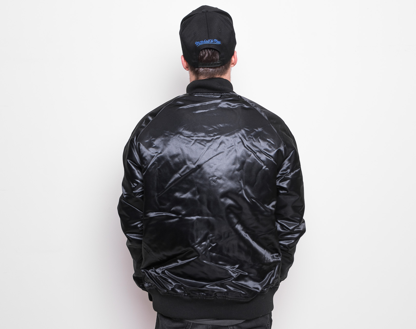 Bunda pánská Mitchell & Ness New York Knicks Tough Season Satin Jacket Tonal Black