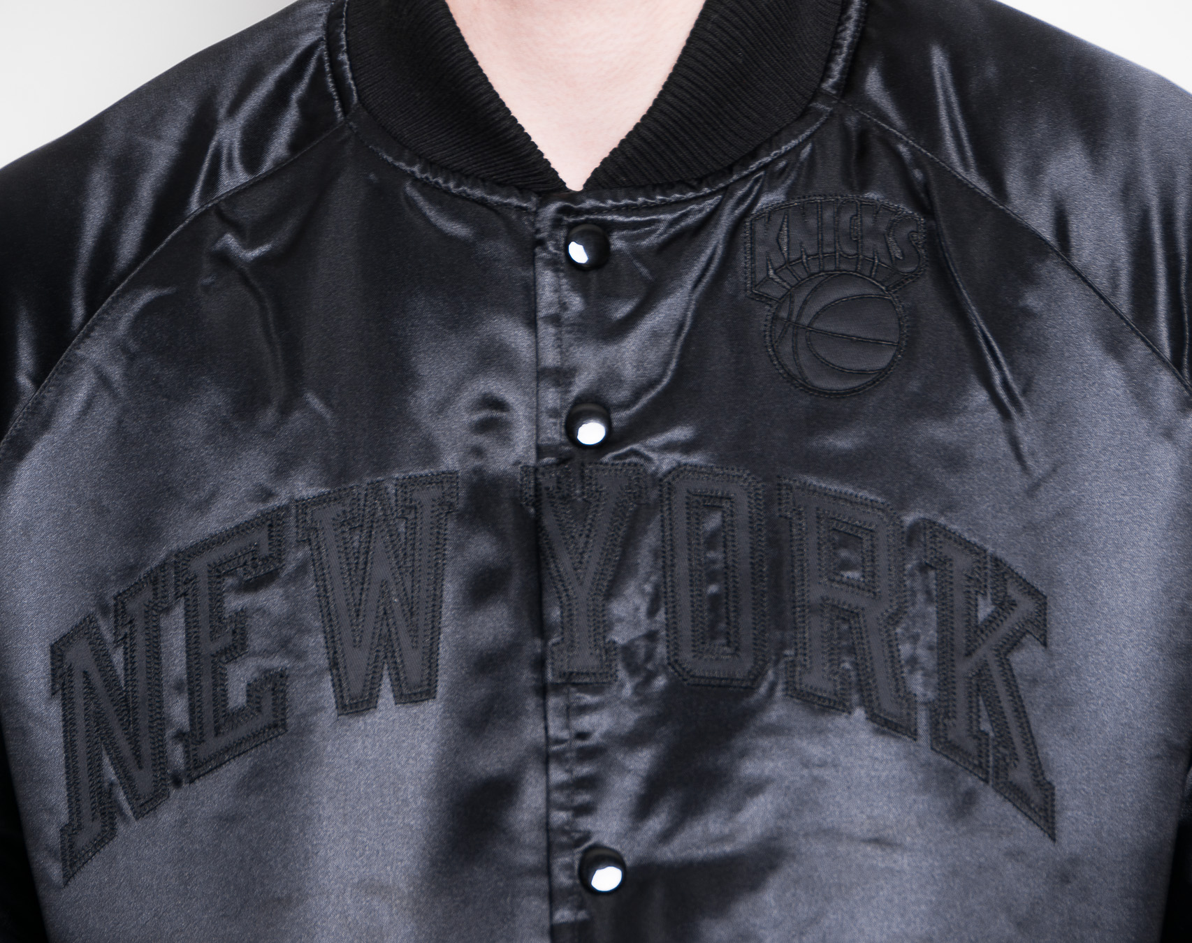 Bunda pánská Mitchell & Ness New York Knicks Tough Season Satin Jacket Tonal Black