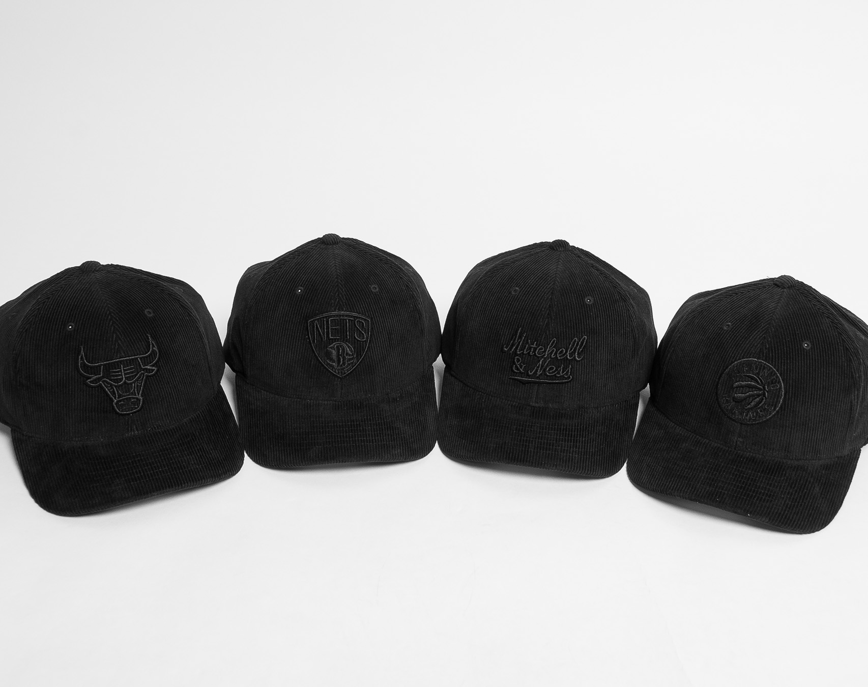 Kšiltovka Mitchell & Ness Chicago Bulls Cord Black Snapback