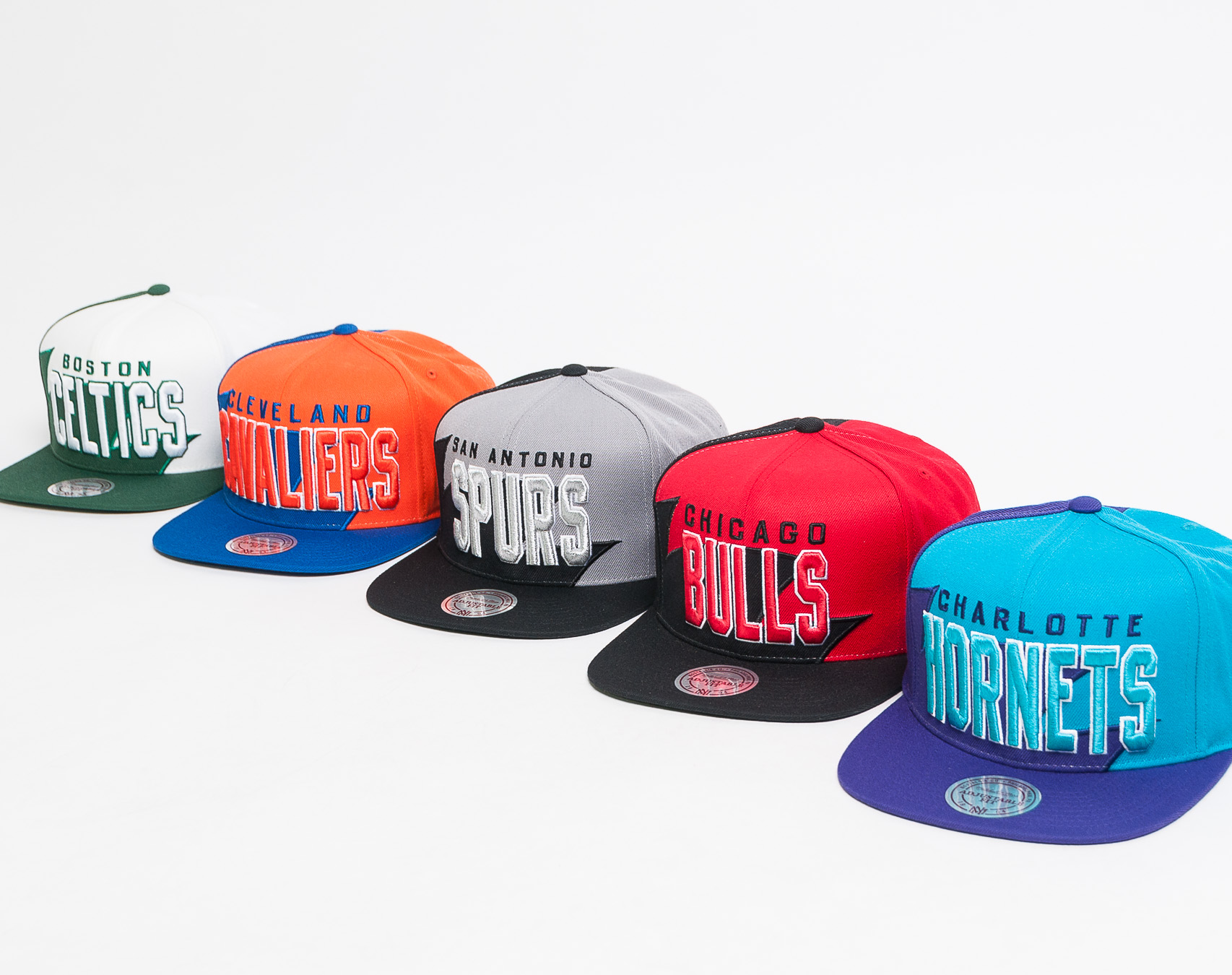 Kšiltovka Mitchell & Ness Cleveland Cavaliers Shark Tooth Blue/Orange Snapback