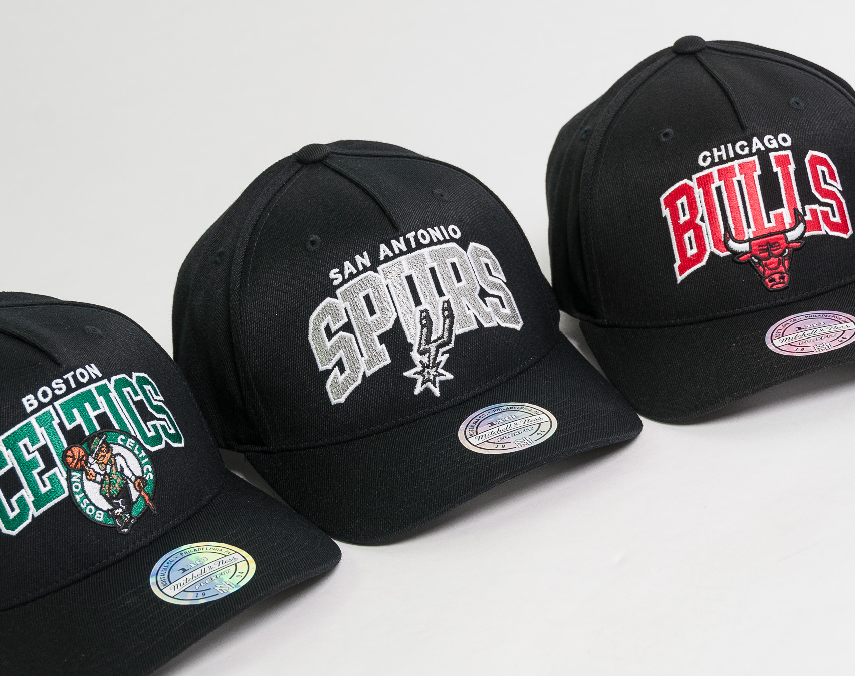 Kšiltovka Mitchell & Ness NBA Team Arch Pinch Panel 110 San Antonio Spurs Black Snapback