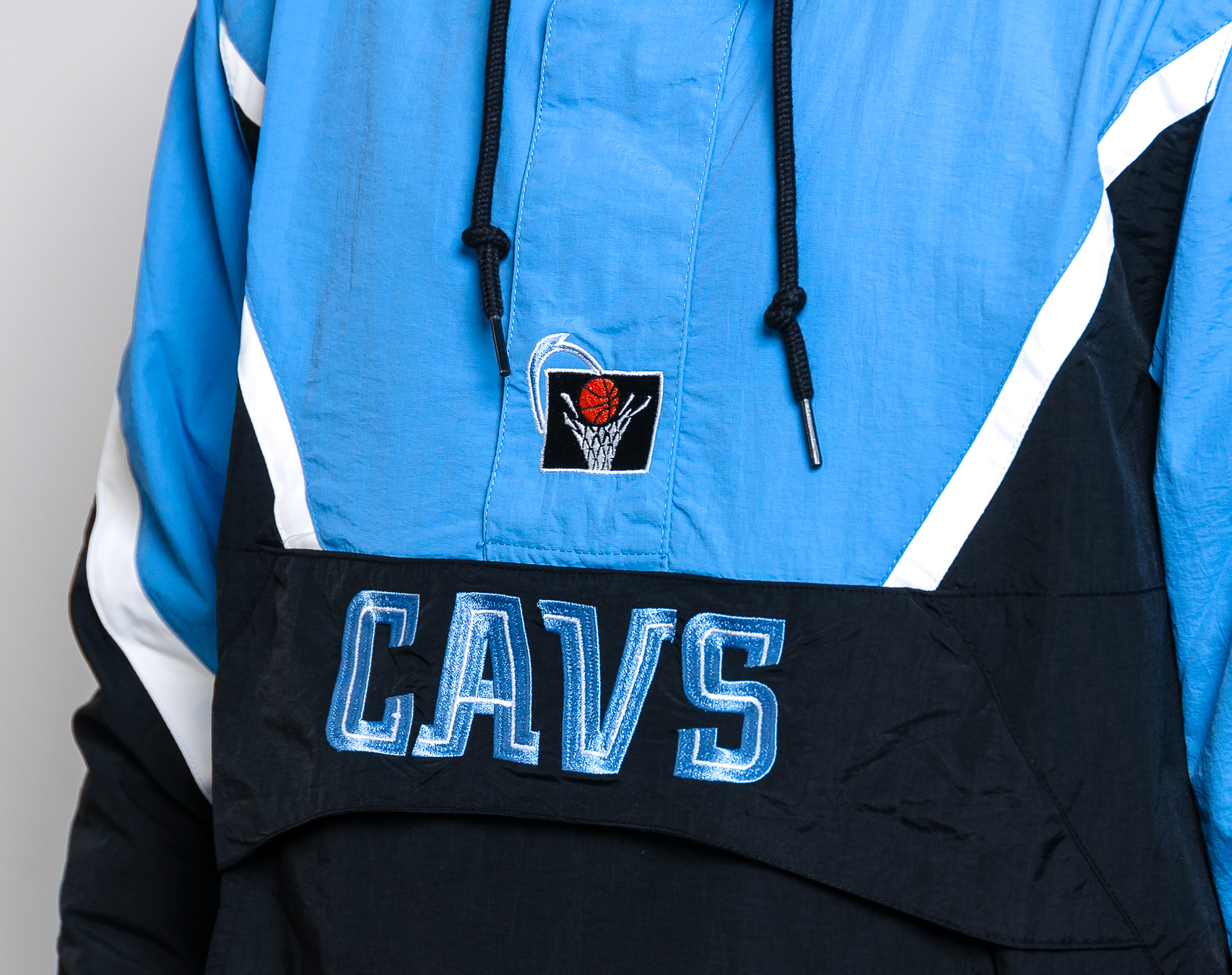 Bunda pánská Mitchell & Ness Cleveland Cavaliers Half Zip Anorak Jacket Black/Blue
