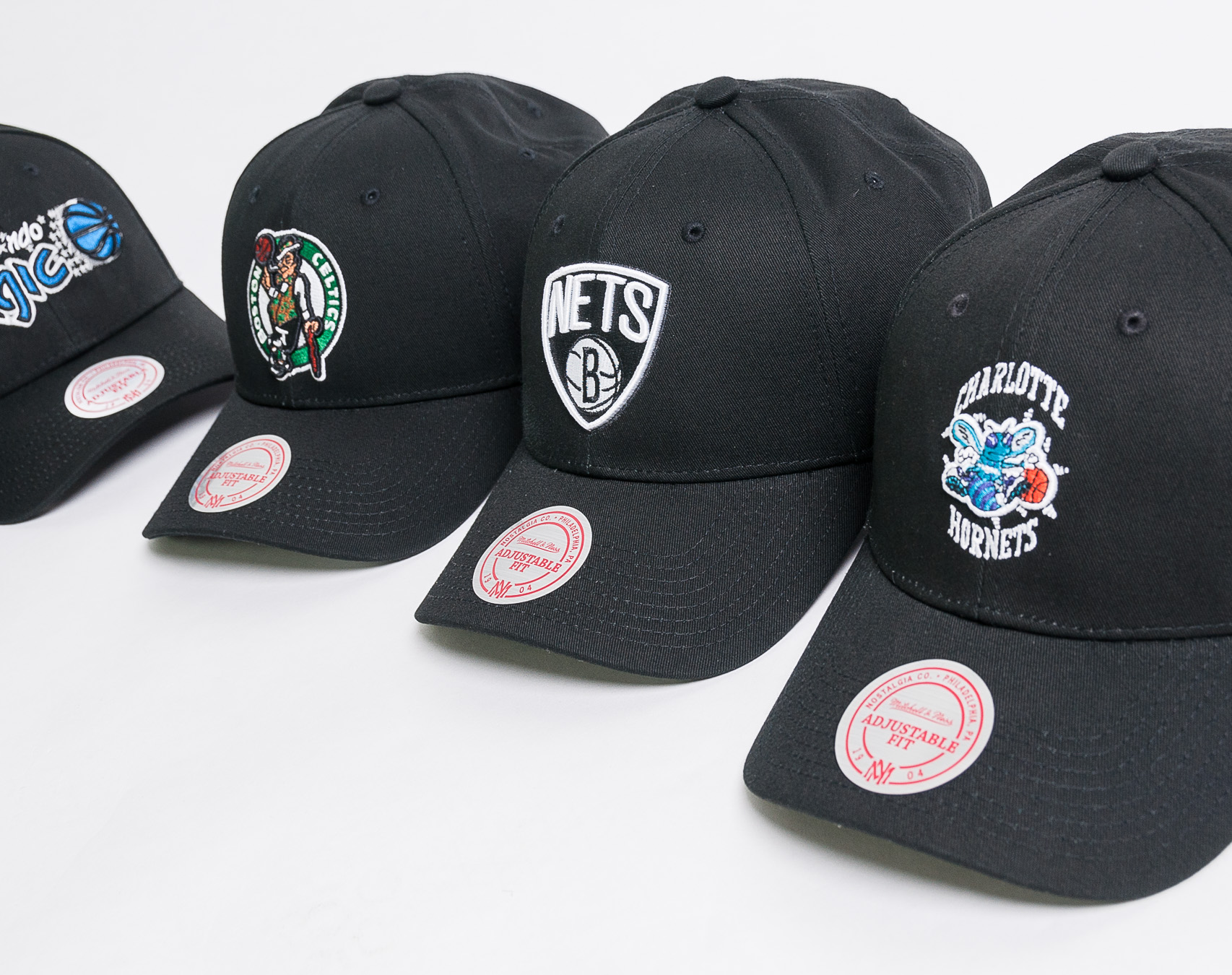 Kšiltovka Mitchell & Ness Team Logo Low Pro Charlotte Hornets Black Snapback