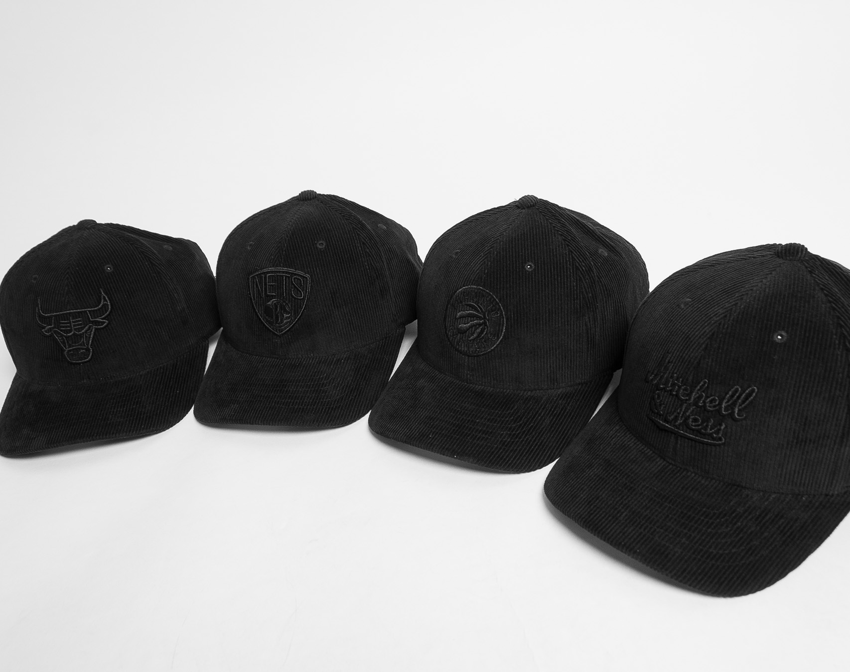 Kšiltovka Mitchell & Ness Chicago Bulls Cord Black Snapback