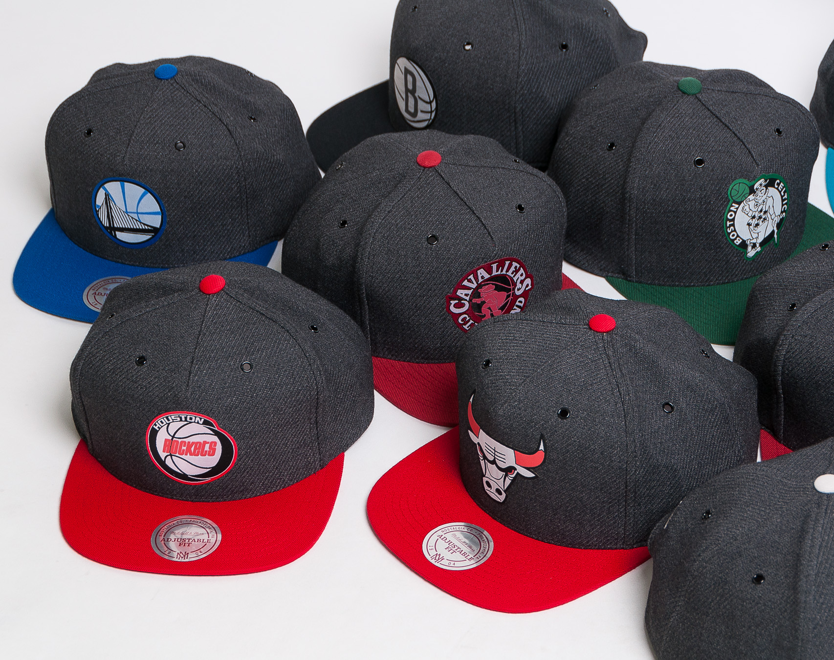 Kšiltovka Mitchell & Ness Cleveland Cavaliers Hardwood Classic Woven Reflective Charcoal/Red Snapback
