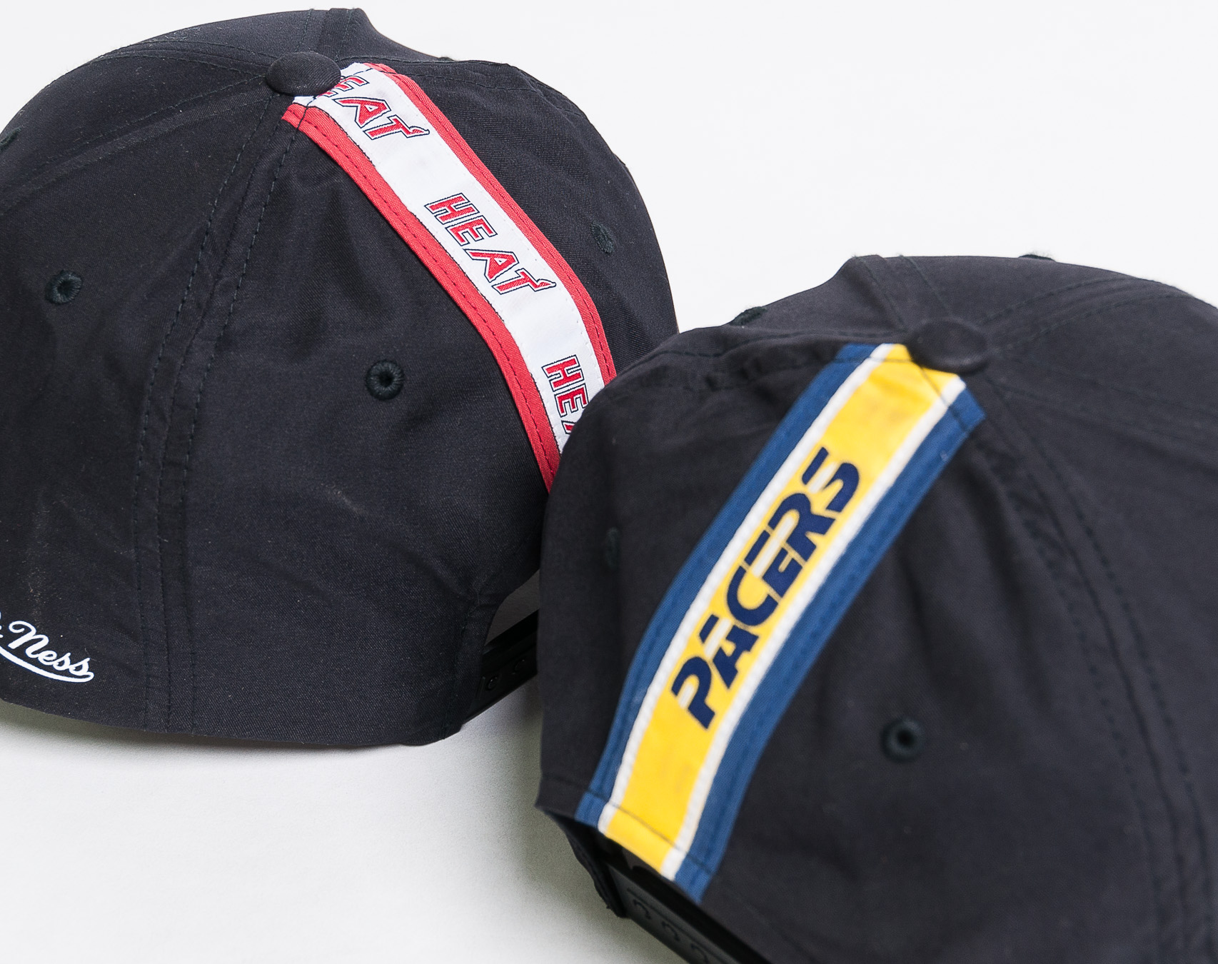 Kšiltovka Mitchell & Ness Miami Heat Hardwood Classic Taped Black Snapback