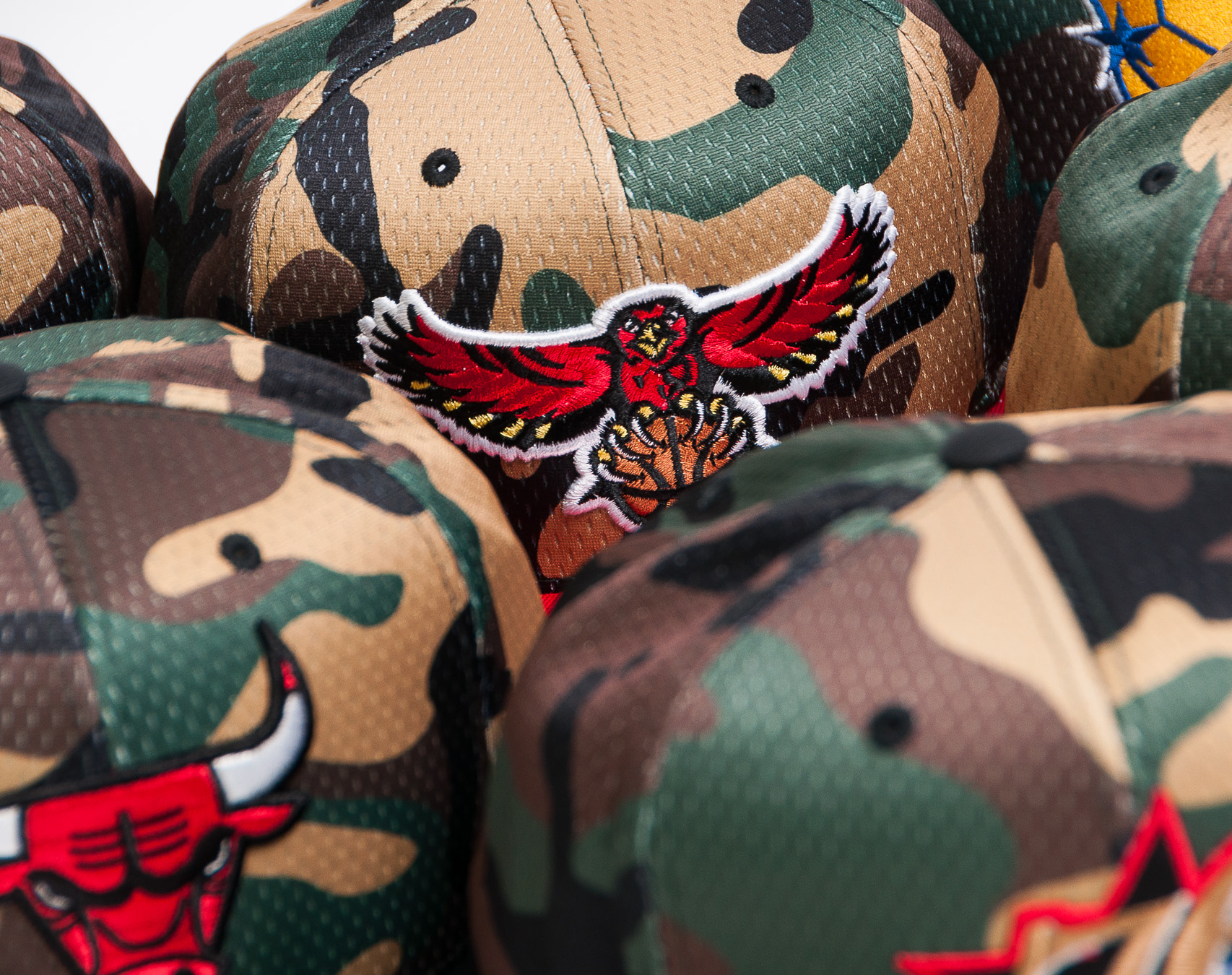 Kšiltovka Mitchell & Ness Philadelphia 76ers Woodland "COVER" Camo/Black Snapback
