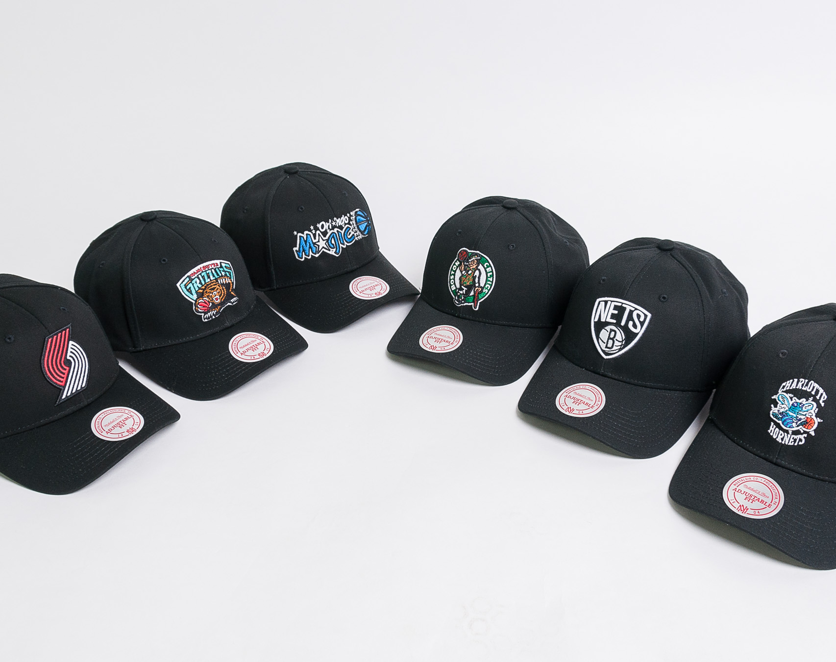Kšiltovka Mitchell & Ness Team Logo Low Pro Charlotte Hornets Black Snapback