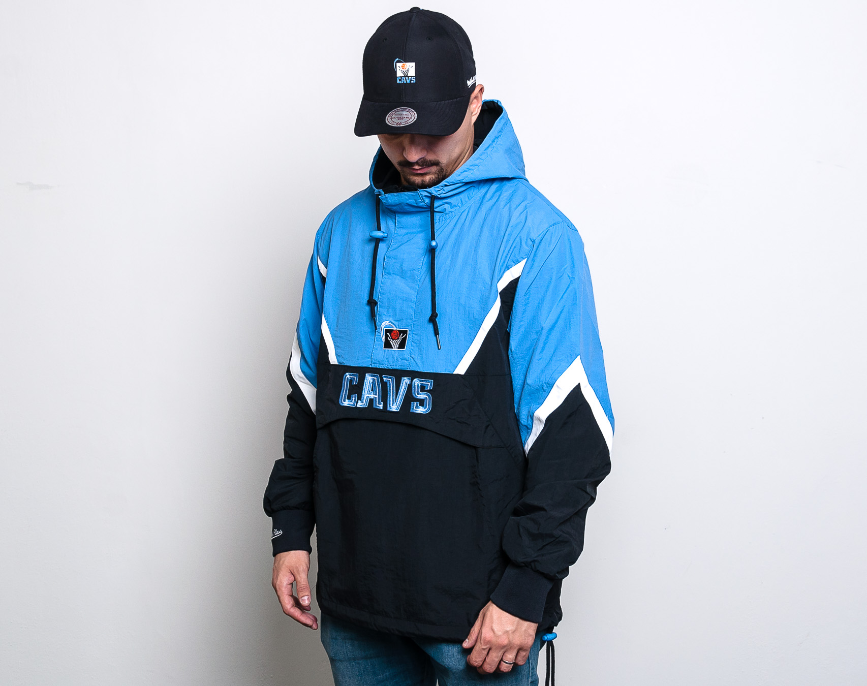 Bunda pánská Mitchell & Ness Cleveland Cavaliers Half Zip Anorak Jacket Black/Blue