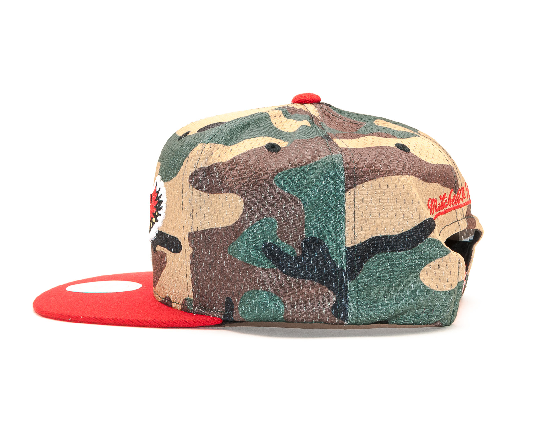 Kšiltovka Mitchell & Ness Atlanta Hawks Woodland "COVER" Camo/Red Snapback